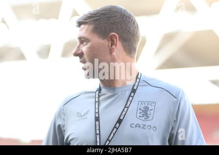 Brisbane, Australien. 17.. Juli 2022. Steven Gerrard, Manager der Aston Villa, schaut am 7/17/2022 in Brisbane, Australien, nach. (Foto von Patrick Hoelscher/News Images/Sipa USA) Quelle: SIPA USA/Alamy Live News Stockfoto