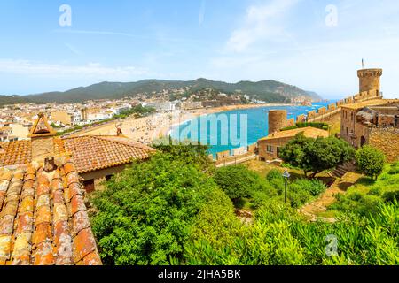 Blick von der Burg auf einem Hügel aus dem 12.. Jahrhundert auf den Strand und die Altstadt von Tossa De Mar, Spanien, entlang der Küste der Costa Brava. Stockfoto