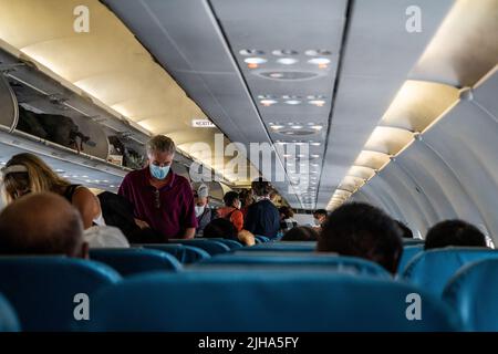 Cebu, Philippinen. 17. Juli 2022. Passagiere steigen in einen Airbus A320-200 von Philippine Airlines von Cebu nach Manila ein. Internationale Reisen gehen weiter, angesichts des weltweiten Anstiegs der COVID-Infektionen durch die hochansteckende BA.5-Variante, was einige Länder dazu führt, die Reiseanforderungen für die Pandemie zurückzusetzen, einschließlich Maskenmandate und aktualisierter Impfstoffanforderungen, um Auffrischungsimpfungen für die visumfreie Einreise zu umfassen. Matt Hunt / Neato Credit: Matt Hunt / Neato/Alamy Live News Stockfoto