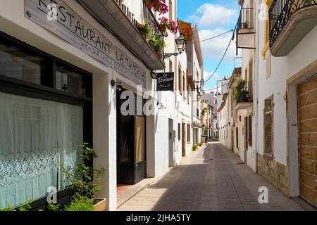 Die malerischen Straßen und Gassen der Küstenstadt Tossa de Mar an der Costa Brava, Spanien, am Mittelmeer. Stockfoto
