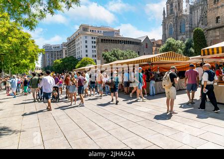 Der Platz der Kathedrale von Barcelona wird am Markttag in Barcelona, Spanien, gefüllt. Stockfoto