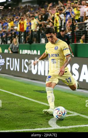 Las Vegas, NV, USA. 16.. Juli 2022. Der Mittelfeldspieler des Club America, Sebastian Cordova (17), tritt beim Fußballspiel des FC Clash of Nations 2022 mit dem FC Chelsea gegen den Club America im Allegiant Stadium in Las Vegas, NV, in die Ecke. FC Chelsea besiegte Club America 2 zu 1. Christopher Trim/CSM/Alamy Live News Stockfoto