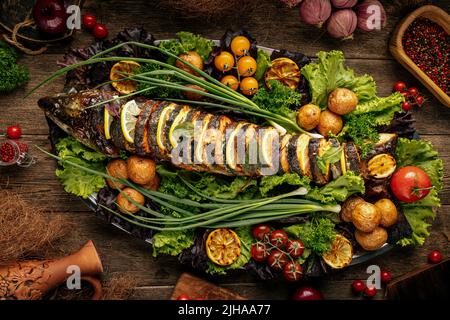 Gourmet-Bankettgericht mit gegrilltem Fisch in Scheiben Stockfoto