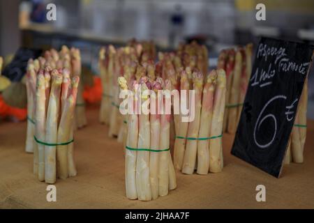 Frischer, lokal angebauter weißer Spargel mit einem Preis von 6 Euro pro Kilo auf einem lokalen Bauernmarkt Cours Saleya in der Altstadt von Nizza, Südfrankreich Stockfoto