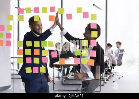 Begeisterte verschiedene Geschäftspartner, die erfolgreiche Teamarbeit feiern Stockfoto