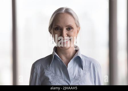 Glücklich attraktive Senior grauhaarige Geschäftsfrau Kopf geschossen Porträt Stockfoto
