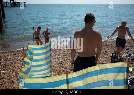 Brighton, Großbritannien. Juli 2022. Sonnenanbeter am Brighton Beach, East Sussex während der Hitzewelle erreichen Rekordhöhen Stockfoto