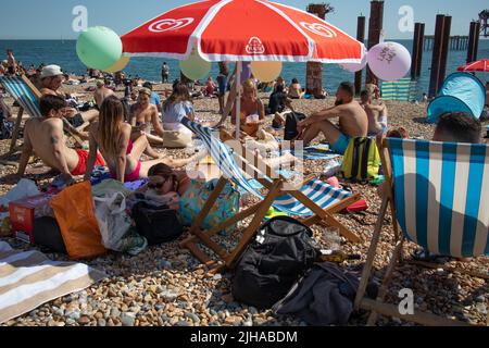 Brighton, Großbritannien. Juli 2022. Sonnenanbeter am Brighton Beach, East Sussex während der Hitzewelle erreichen Rekordhöhen Stockfoto