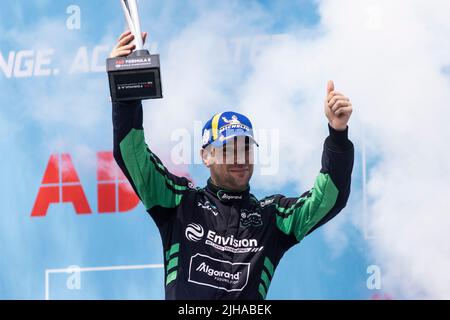 Robin Frijns (NLD), Envision Racing, Position 3., hebt seine Trophäe während des Formel-E-Laufs 11 - New York, USA. , . City E-Prix in New York City, USA. (Foto von Andrew Ferraro/Motorsport Images/Sipa USA) Quelle: SIPA USA/Alamy Live News Stockfoto