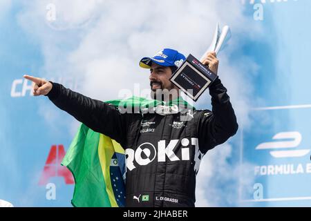 Lucas Di Grassi (BRA), ROKIT Venturi Racing, Platz 2., feiert mit seiner Trophäe während des Formel-E-Laufs 11 in New York, USA, auf dem Podium. , . City E-Prix in New York City, USA. (Foto von Andrew Ferraro/Motorsport Images/Sipa USA) Quelle: SIPA USA/Alamy Live News Stockfoto