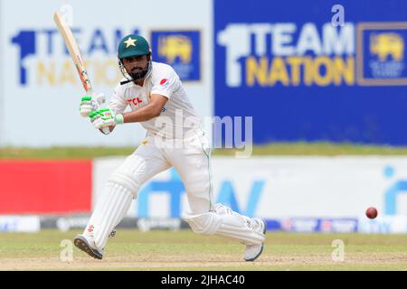 Galle, Sri Lanka. 17.. Juli 2022. Babar Azam aus Pakistan spielt am 17.. Juli 2022 im Galle International Cricket Stadium in Galle einen Schuss während des 2.-tägigen Test-Cricket-Spiels 1. zwischen Sri Lanka und Pakistan. Viraj Kothalwala/Alamy Live News Stockfoto