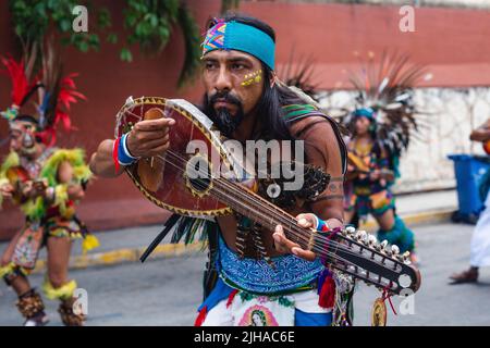 16. Juli 2022, Playa Del Carmen, Mexiko-Stadt, Mexiko: 16. Juli, 2022, Playa del Carmen, Mexiko: Die Menschen nehmen wie jedes Jahr an einer Prozession im Rahmen der Feierlichkeiten der Jungfrau von Carmen, der schutzheiligen der Stadt Playa del Carmen, im Bundesstaat Quintana Roo Teil, Die Bewohner der Region feiern diese Feier anlässlich des Tages der Virgen de Carmen. Am 16. Juli 2022 in Playa del Carmen; Mexiko. (Bild: © Natalia Pescador/eyepix via ZUMA Press Wire) Stockfoto