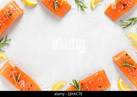 Lachs. Frisches, rohes Lachsfischfilet auf weißem Hintergrund Stockfoto