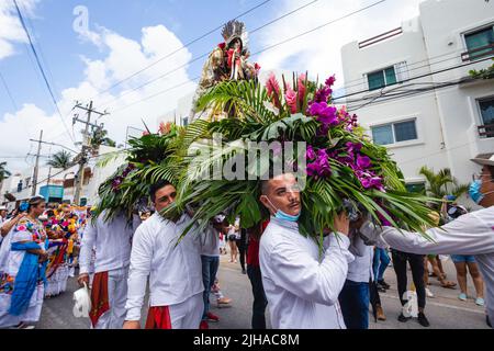 16. Juli 2022, Playa Del Carmen, Mexiko-Stadt, Mexiko: 16. Juli, 2022, Playa del Carmen, Mexiko: Die Menschen nehmen wie jedes Jahr an einer Prozession im Rahmen der Feierlichkeiten der Jungfrau von Carmen, der schutzheiligen der Stadt Playa del Carmen, im Bundesstaat Quintana Roo Teil, Die Bewohner der Region feiern diese Feier anlässlich des Tages der Virgen de Carmen. Am 16. Juli 2022 in Playa del Carmen; Mexiko. (Bild: © Natalia Pescador/eyepix via ZUMA Press Wire) Stockfoto