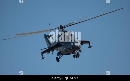 RAF Fairford, Gloucestershire, England, 16. Juli 2022. RIAT 2022 Demonstration des Mil Mi-24P Angriffshubschraubers durch die ungarische Luftwaffe. Kredit: Malcolm Park/Alamy Stockfoto