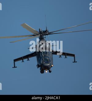 RAF Fairford, Gloucestershire, England, 16. Juli 2022. RIAT 2022 Demonstration des Mil Mi-24P Angriffshubschraubers durch die ungarische Luftwaffe. Kredit: Malcolm Park/Alamy Stockfoto