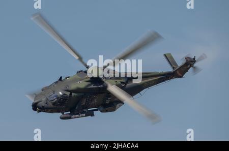 RAF Fairford, Gloucestershire, England, 16. Juli 2022. RIAT 2022 Demonstration der Bundeswehr des Hubschraubers NHIndustries NH90 TTH. Kredit: Malcolm Park/Alamy Stockfoto