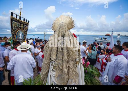 16. Juli 2022, Playa Del Carmen, Mexiko-Stadt, Mexiko: 16. Juli, 2022, Playa del Carmen, Mexiko: Die Menschen nehmen wie jedes Jahr an einer Prozession im Rahmen der Feierlichkeiten der Jungfrau von Carmen, der schutzheiligen der Stadt Playa del Carmen, im Bundesstaat Quintana Roo Teil, Die Bewohner der Region feiern diese Feier anlässlich des Tages der Virgen de Carmen. Am 16. Juli 2022 in Playa del Carmen; Mexiko. (Bild: © Natalia Pescador/eyepix via ZUMA Press Wire) Stockfoto