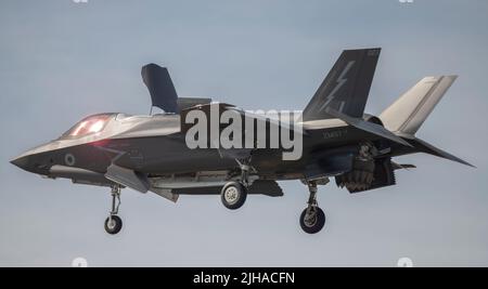 RAF Fairford, Gloucestershire, England, 16. Juli 2022. Lockheed Martin F-35B der Blitz des Geschwaders Nr. 617, RAF Marham, zeigte einen vektorierten Schub bei RIAT 2022. Kredit: Malcolm Park/Alamy Stockfoto