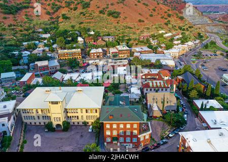 Bisbee, Luftaufnahme der Stadt Bisbee in Arizona, USA. Old West Town, gelegen im Cochise County im US-Bundesstaat Arizona und südöstlich von Tucson, ist die alte Bergbaustadt Tombstone. © (Foto von Luis Gutierrez/Norte Photo) Bisbee, vista aerea de ciudad Bisbee en Arizona Estados Unidos. pueblo del viejo oeste, se ubica en el condado de Cochise en el estado estadounidense de Arizona y al sureste de Tucson, está el Antiguo Pueblo minero de Tombstone. © (Foto von Luis Gutierrez/Norte Photo) Stockfoto