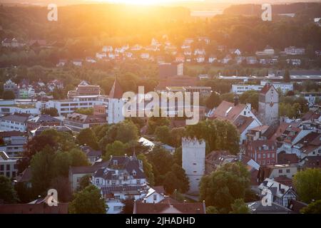 Skyline von Ravensburg, Baden-Württemberg, Deutschland, Europa. Luftaufnahme der alten Häuser der Stadt Ravensburg bei magischem Sonnenuntergang. Stockfoto