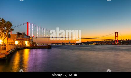 Istanbul Bosporus Bridge mit Blick auf den Sonnenuntergang. 15.. Juli Martyrs Bridge. Istanbul, Türkei. Stockfoto