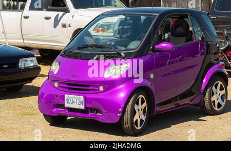 Intelligentes Elektroauto im Freien. Purple smart Electric drive Auto fortwo. Stockfoto