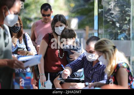 Rio De Janeiro, Brasilien. 16.. Juli 2022. Eine Frau und ihr Kind warten am 16. Juli 2022 an einer Impfstelle in Rio De Janeiro, Brasilien. Quelle: Wang Tiancong/Xinhua/Alamy Live News Stockfoto