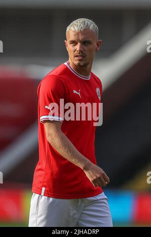 Barnsley, Großbritannien. 16.. Juli 2022. Luke Thomas #16 von Barnsley während des Spiels in Barnsley, Großbritannien am 7/16/2022. (Foto von Gareth Evans/News Images/Sipa USA) Quelle: SIPA USA/Alamy Live News Stockfoto