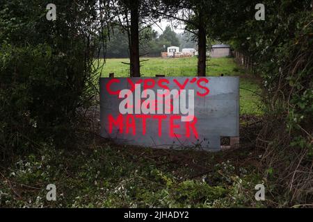 Gipsy's Lives Matter malte ein Protestschild, das in West Sussex, Großbritannien, ausgestellt wurde. Stockfoto