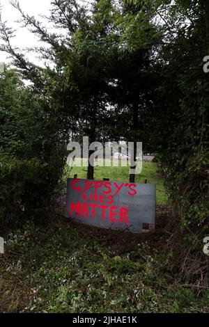 Gipsy's Lives Matter malte ein Protestschild, das in West Sussex, Großbritannien, ausgestellt wurde. Stockfoto