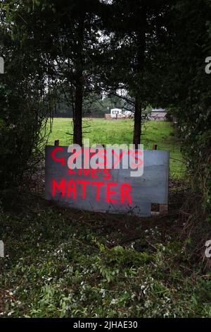 Gipsy's Lives Matter malte ein Protestschild, das in West Sussex, Großbritannien, ausgestellt wurde. Stockfoto