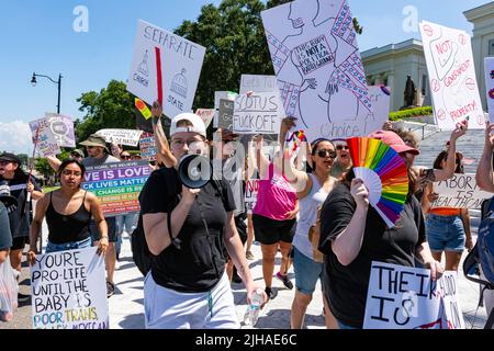 Montgomery, Alabama, USA - 4. Juli 2022: Demonstranten marschierten im Stadtzentrum von Montgomery zur Unterstützung der Reproduktionsrechte der Frauen im Gefolge der Supre Stockfoto