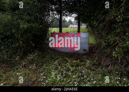 Gipsy's Lives Matter malte ein Protestschild, das in West Sussex, Großbritannien, ausgestellt wurde. Stockfoto