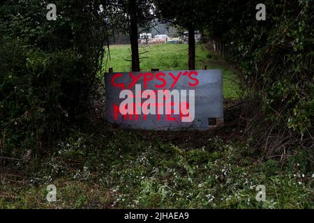 Gipsy's Lives Matter malte ein Protestschild, das in West Sussex, Großbritannien, ausgestellt wurde. Stockfoto