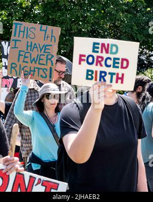 Montgomery, Alabama, USA - 4. Juli 2022: Demonstranten marschierten im Stadtzentrum von Montgomery zur Unterstützung der Reproduktionsrechte der Frauen im Gefolge der Supre Stockfoto