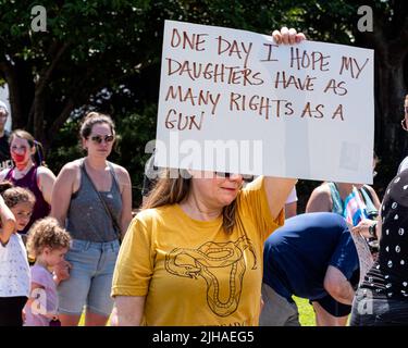 Montgomery, Alabama, USA - 4. Juli 2022: Demonstranten marschierten im Stadtzentrum von Montgomery zur Unterstützung der Reproduktionsrechte der Frauen im Gefolge der Supre Stockfoto