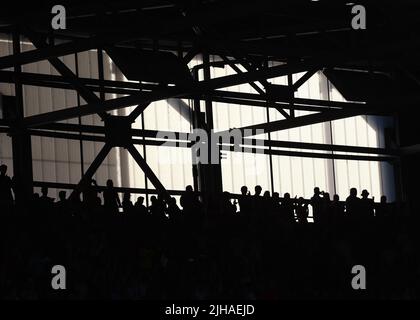 London, Großbritannien. 16.. Juli 2022. Fans während des Spiels der UEFA Women's European Championship 2022 im Brentford Community Stadium, London. Bildnachweis sollte lauten: David Klein/Sportimage Kredit: Sportimage/Alamy Live News Stockfoto