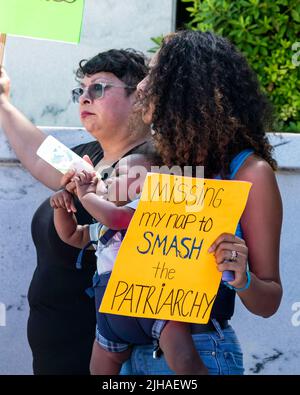 Montgomery, Alabama, USA - 4. Juli 2022: Mutter und Baby beim Protest. Demonstranten marschierten in der Innenstadt von Montgomery zur Unterstützung der Frauenreproduktivität Stockfoto