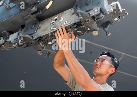 Lake Charles, Louisiana, USA. 24.. Juni 2022. Leitender Flugbegleiter Kaaiakea Kaopuiki, ein Waffelast-Crew-Mitglied der 20.-Flugzeuge-Wartungseinheit, verwendet eine Ratsche, um während einer Übung zur Einsatzbereitschaft im agilen Kampf am 24. Juni 2022 in Lake Charles, Louisiana, eine Impulskartusche auf eine B-52H-Stratofortress zu installieren. Flieger der AMU 20. waren Teil eines Teams von Barksdale Airmen, das während der ACE-Bereitschaftsübung praktizierte, Waffen auf das Ziel, pünktlich und von überall aus bereitzustellen. Quelle: U.S. Air Force/ZUMA Press Wire Service/ZUMAPRESS.com/Alamy Live News Stockfoto