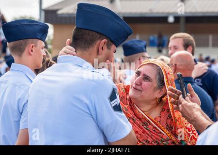 Lackland Air Force Base, Texas, USA. 22.. Juni 2022. Ein US Space Force Guardian wird am 22. Juni 2022 nach einer grundlegenden militärischen Trainingszeremonie im Pfingston Reception Center, Joint Base San Antonio-Lackland, Texas, mit seiner Familie wiedervereint. Quelle: U.S. Space Force/ZUMA Press Wire Service/ZUMAPRESS.com/Alamy Live News Stockfoto