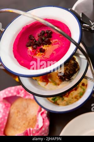 Drei Meze-Gerichte auf dem Regal serviert Stockfoto