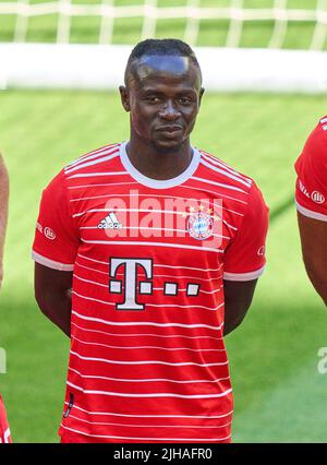 Sadio Mane (FCB 17) in der Mannschaftsvorstellung FC BAYERN MÜNCHEN 1.Deutsche Fußballliga am 16. Juli 2022 in München. Saison 2022/2023, 1.Bundesliga, München, FCB, © Peter Schatz / Alamy Live News Stockfoto