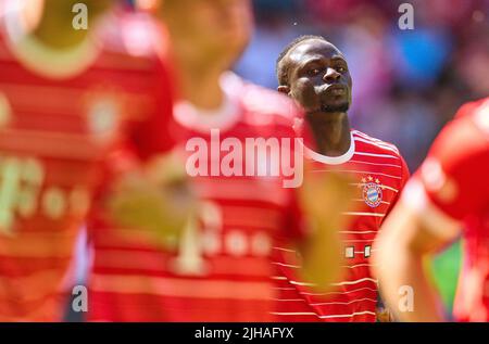 Sadio Mane (FCB 17) in der Mannschaftsvorstellung FC BAYERN MÜNCHEN 1.Deutsche Fußballliga am 16. Juli 2022 in München. Saison 2022/2023, 1.Bundesliga, München, FCB, © Peter Schatz / Alamy Live News Stockfoto