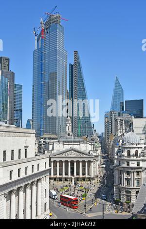 Skyline von London 22 Bishopsgate Wahrzeichen Wolkenkratzer Baustelle über dem historischen Royal Exchange Gebäude & Bank Road Kreuzung England UK Stockfoto