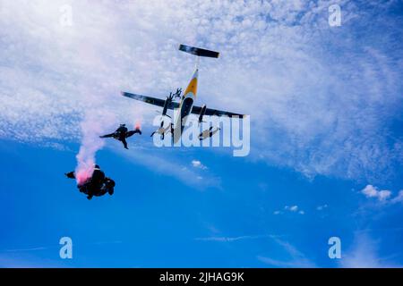 Selfridge Air National Guard Bas, Michigan, USA. 8.. Juli 2022. Mitglieder des US Army Fallschirmteams springen am 8. Juli 2022 von ihrem Flugzeug, der C-147A, zu einem Demonstrationssprung auf der Selfridge Air National Guard Base. Der Sprung steht vor der Selfridge Open House and Air Show am 9. Und 10. Juli. Kredit: U.S. Army/ZUMA Press Wire Service/ZUMAPRESS.com/Alamy Live Nachrichten Stockfoto