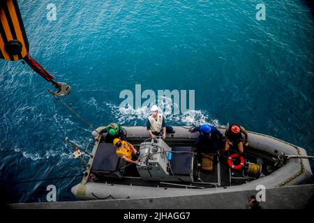 Arabischer Golf. 20.. Juni 2022. Segler heben ein Schlauchboot mit starrem Rumpf an, bevor kleine Boote an Bord der Expeditionsbasis USS Lewis B. Puller (ESB 3) während der Übung Iron Defender im Arabischen Golf, Juni 20, fahren. Iron Defender ist eine jährliche bilaterale Trainingsveranstaltung zwischen dem Central Command der US Naval Forces und den Streitkräften der Vereinigten Arabischen Emirate. Die Übung konzentriert sich auf maritime Sicherheitsoperationen, Minenabwehrmaßnahmen und Hafenverteidigung. Kredit: U.S. Army/ZUMA Press Wire Service/ZUMAPRESS.com/Alamy Live Nachrichten Stockfoto