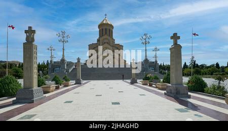 Kathedrale der Heiligen Dreifaltigkeit von Tiflis, Georgien Außenansicht von Tageslicht zeigt einzigartige Architektur der Kathedrale mit Menschen zu Fuß auf der Treppe Stockfoto