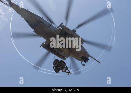 Camp Pendleton, Kalifornien, USA. 22.. Juni 2022. U.S. Marine Corps CH-53E Super Hengst mit Marine Medium Tiltrotor Squadron (VMM) 362 (verstärkt), 13. Marine Expeditionary Unit, trägt einen Wasserbullen während des Helicopter Support Team Trainings im Marine Corps Base Camp Pendleton, Kalifornien, 22. Juni 2022. U.S. Marines mit Combat Logistics Bataillon 13 und VMM 362 führen HST-Schulungen durch, um ihre Fähigkeiten als Landeunterstützung zu verbessern Marines und Piloten. Quelle: U.S. Marines/ZUMA Press Wire Service/ZUMAPRESS.com/Alamy Live News Stockfoto