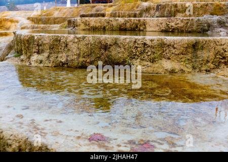 Rote Quellen in der Nähe von Pamukkale in der Türkei. Stockfoto